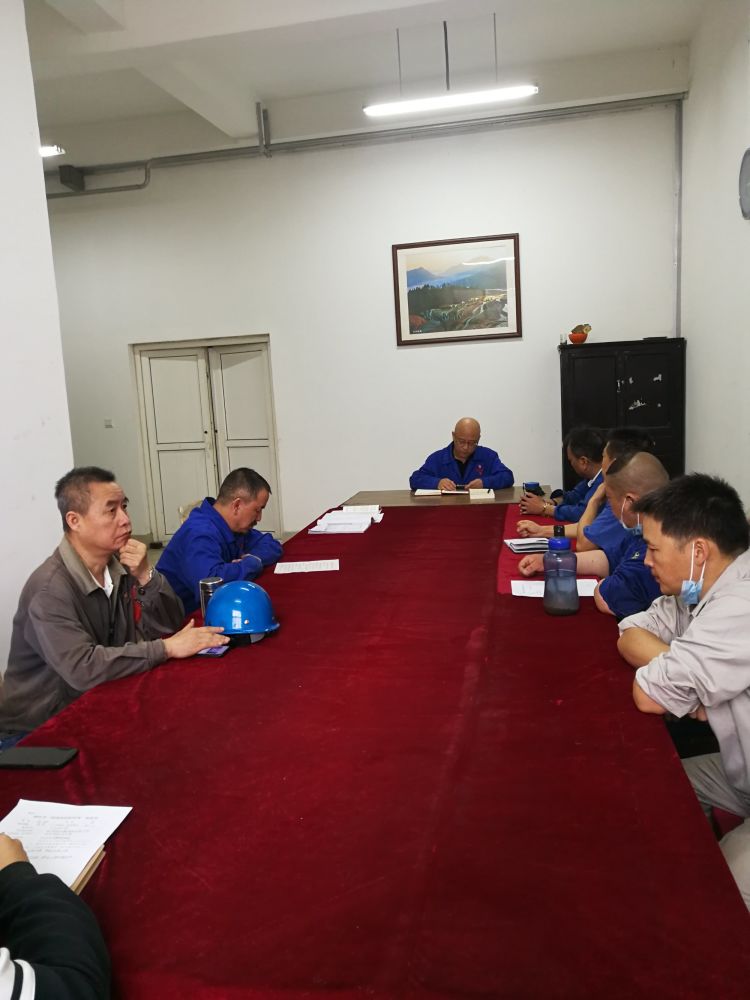 機(jī)加裝配黨支部召開(kāi)全體黨員大會(huì)，組織主題教育學(xué)習(xí)。