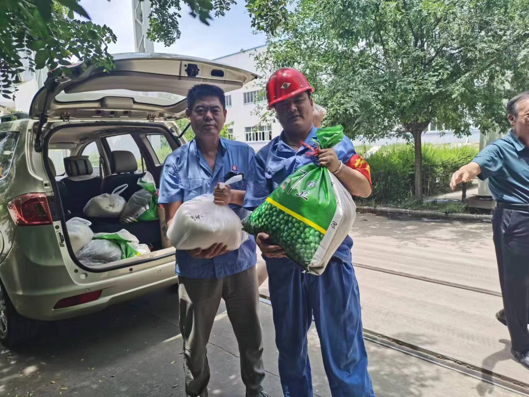 給一線(xiàn)生產(chǎn)車(chē)間和工地職工購(gòu)買(mǎi)了一批白糖、綠豆等防暑降溫品送到了車(chē)間工地